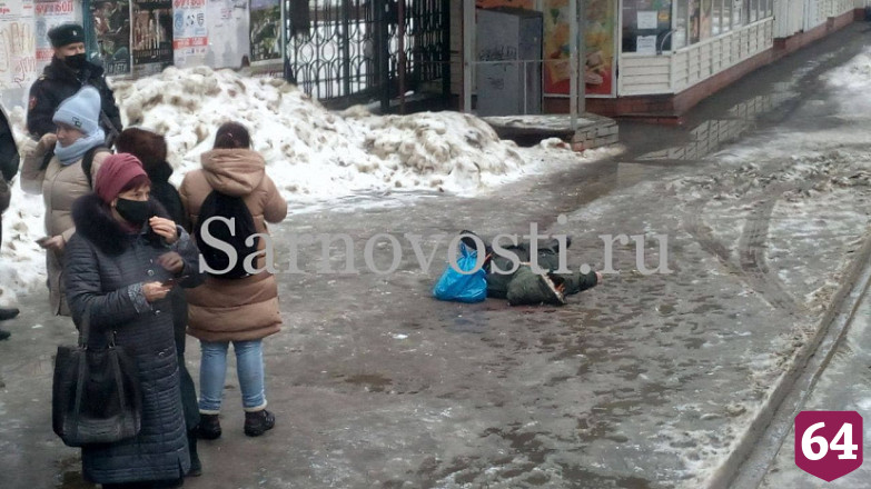 Установлена личность погибшего на остановке в Саратове мужчины
