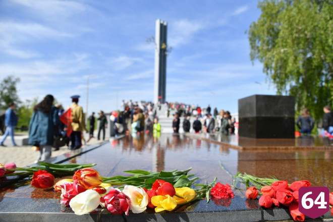 Тысячи саратовцев празднуют День Победы у мемориала «Журавли»
