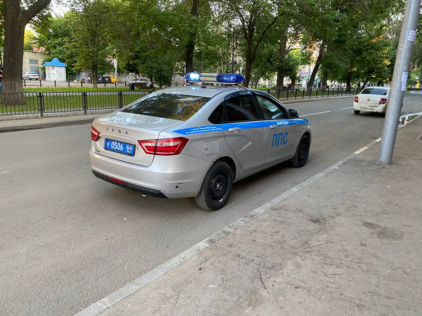 На улице Саратова двое грабителей напали на прохожего