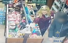 В Саратове женщина похитила телефон в алкомаркете и попала на видео