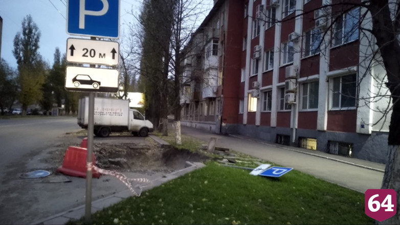 Саратовца возмутила забытая коммунальщиками яма