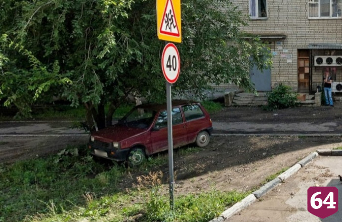 В Саратове брошенная малолитражка «вросла» в землю