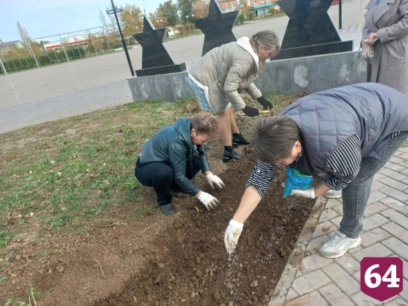 Саратовцы высадили тюльпаны у обелиска защитникам Родины