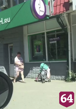 Жительница Саратова бросила ребенка в коляске у магазина