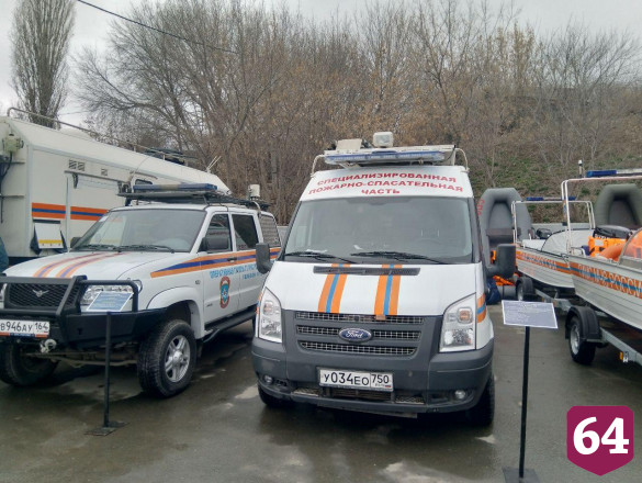 Саратовские спасатели в присутствии губернатора достали из воды рыбаков 