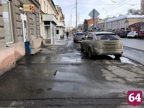 В центре Саратова автохамы массово паркуются на тротуаре