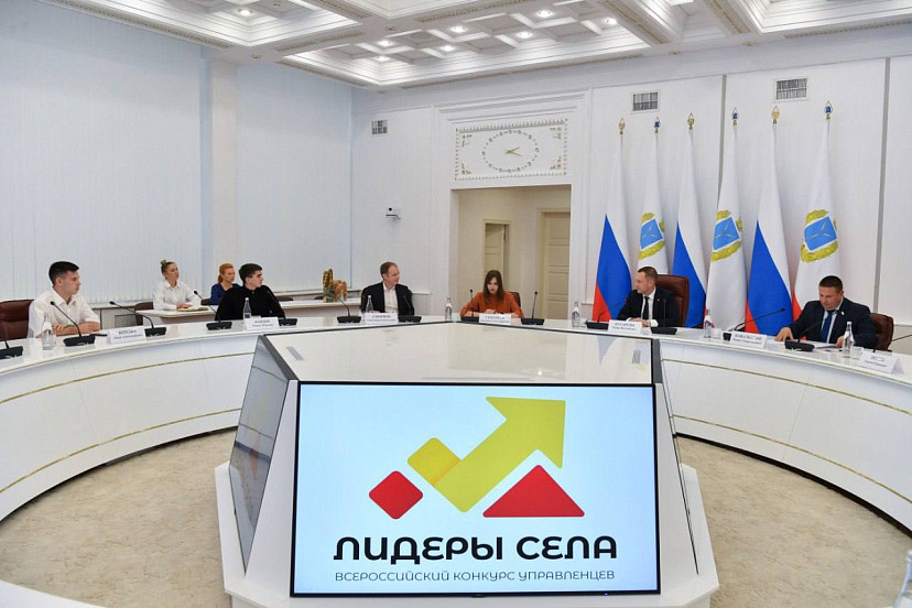 Губернатор встретился с молодыми лидерами сел Саратовской области