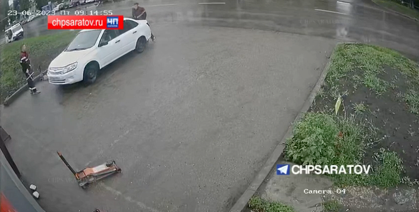 В Саратове водитель не оплатил услуги и сбил рабочего шиномонтажа