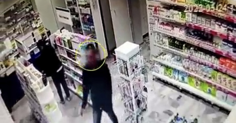 Житель Саратова украл деньги из аптеки и попал на камеры