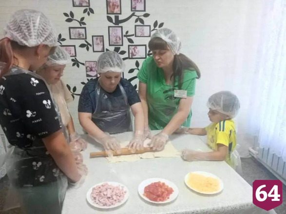 Саратовские подростки освоили рецепт домашней пиццы