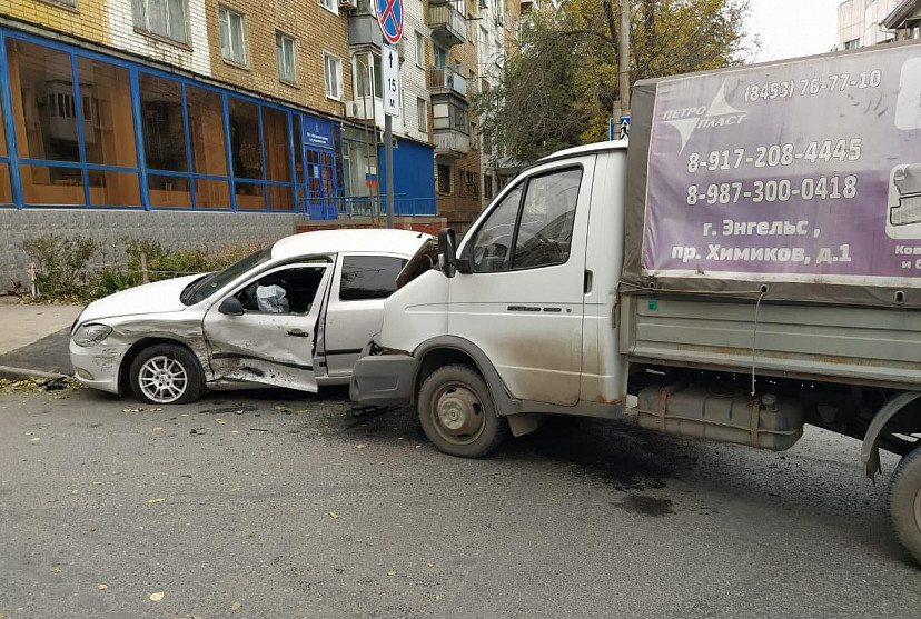 В Саратове «Газель» вынесла иномарку на тротуар