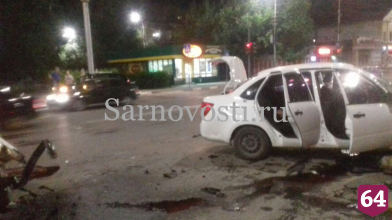 В центре Саратова компания молодых людей разбилась в ДТП с такси