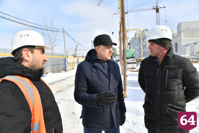 В Саратове на стройке дома для врачей трудится полсотни каменщиков 