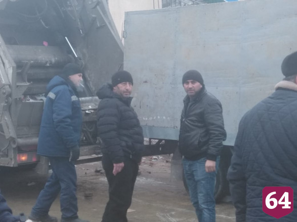 Неуправляемый мусоровоз на скользкой дороге смял 2 машины 