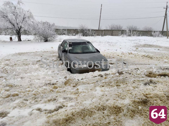 Женщина пострадала при опрокидывании легковушки на окраине Саратова