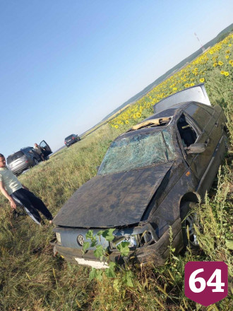 Под Саратовом подросток опрокинул иномарку в поле подсолнухов