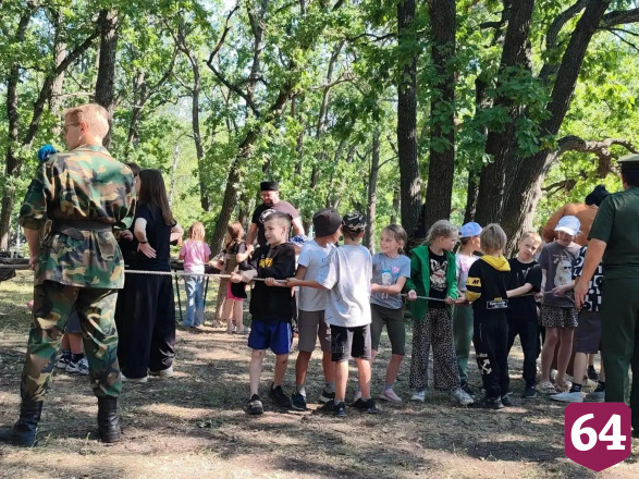 В Саратове юные казаки прыгали с парашютом