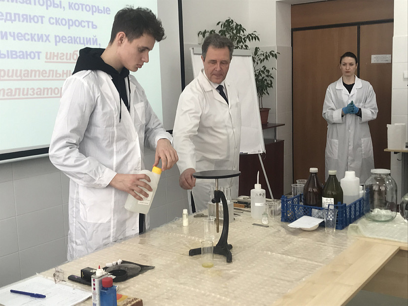 В Саратове «Менделеевский класс» устроил эксперименты с химикатами