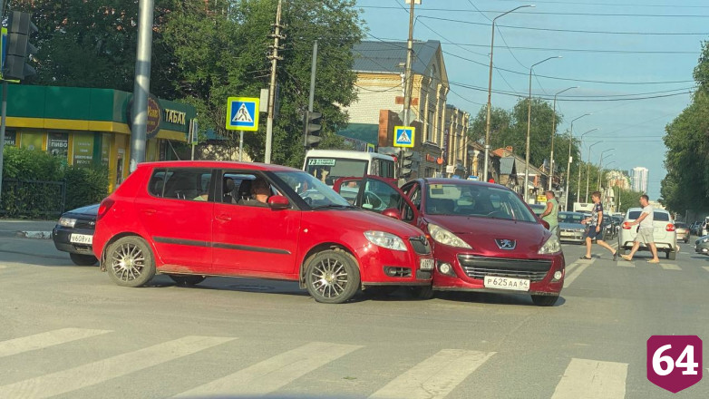 ДТП с красными иномарками в центре Саратова спровоцировало пробку