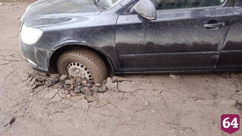 В Саратове на размытой водой дороге провалился автомобиль