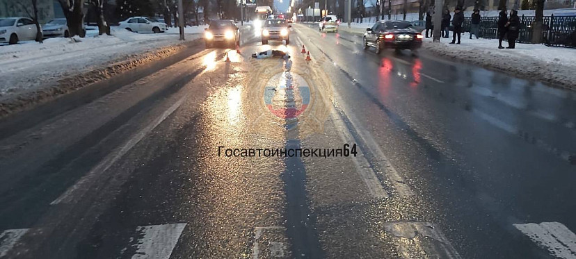 В Саратове водитель внедорожника сбил двух женщин