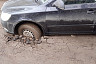В Саратове на размытой водой дороге провалился автомобиль
