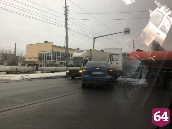 Улица Шехурдина заблокирована из-за ДТП с автоцистерной