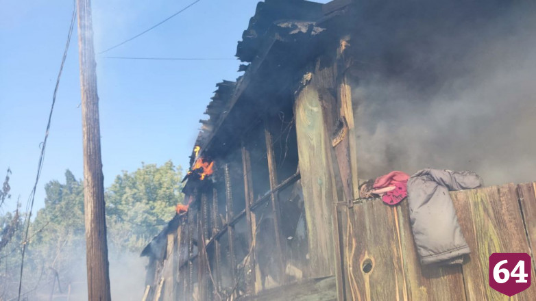 Пять расчетов в центре Саратова тушат частный дом