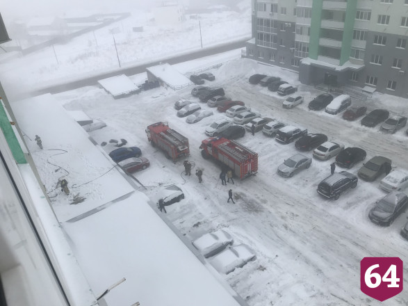 В Саратове пожарные тушат горящую квартиру в многоэтажке