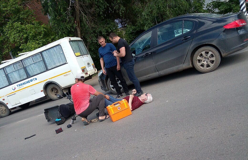 Нарушитель ПДД на «Пежо» протаранил пенсионера на электроскутере