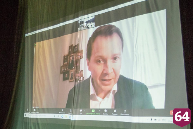Авангард Леонтьев вручил саратовским студентам премии от Евгения Миронова