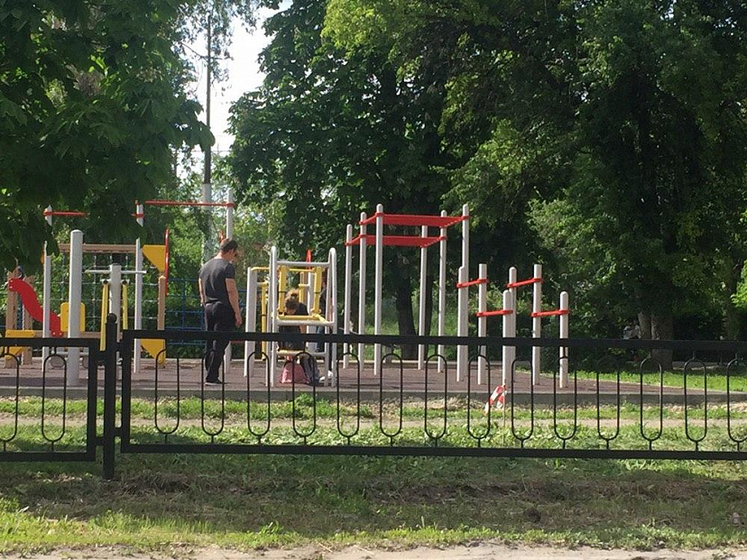 В Саратове нарушители самоизоляции облюбовали аллею Героя Романова