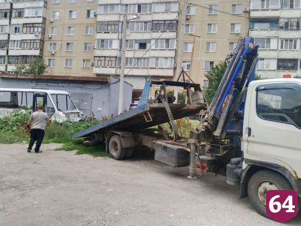 В Саратове эвакуировали брошенный микроавтобус без стекол