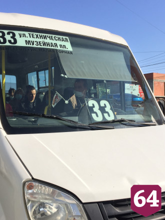Жители Саратова в автобусах носят маски на подбородке