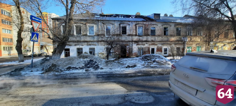 Утром в центре Саратова сгорел двухэтажный дом