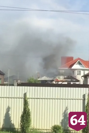 Пожарные не дали полыхающей бане погубить коттеджный поселок