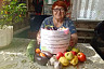 Саратовцы делятся со стариками урожаем кабачков и малины 