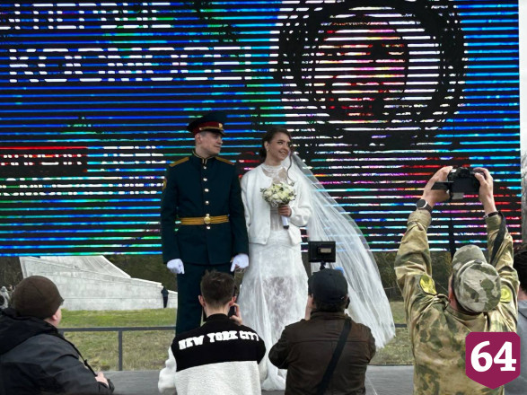 Пара познакомилась в кафе Саратова и поженилась на месте приземления Гагарина