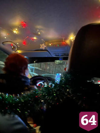 Саратовцев возят новогодние такси и автобус