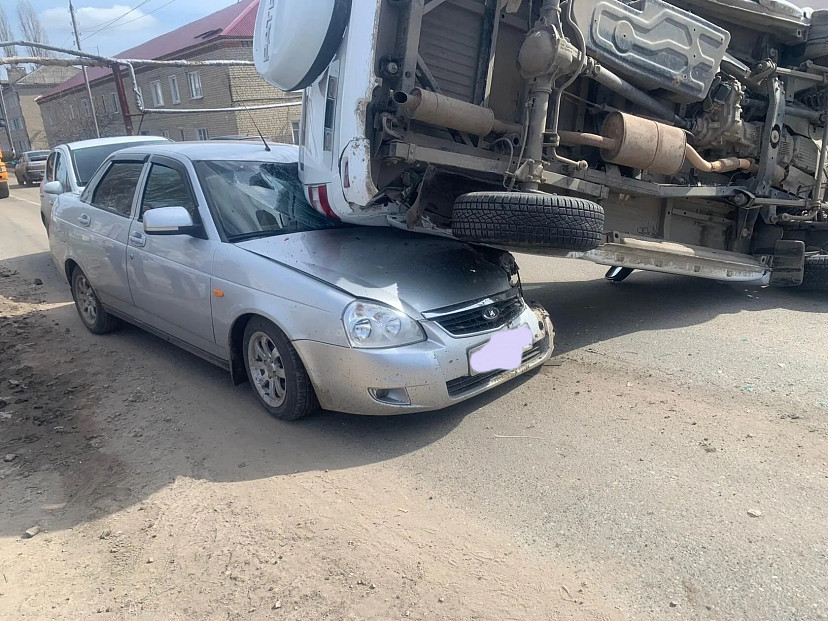 На одном перекрестке под Саратовом произошли две массовые аварии