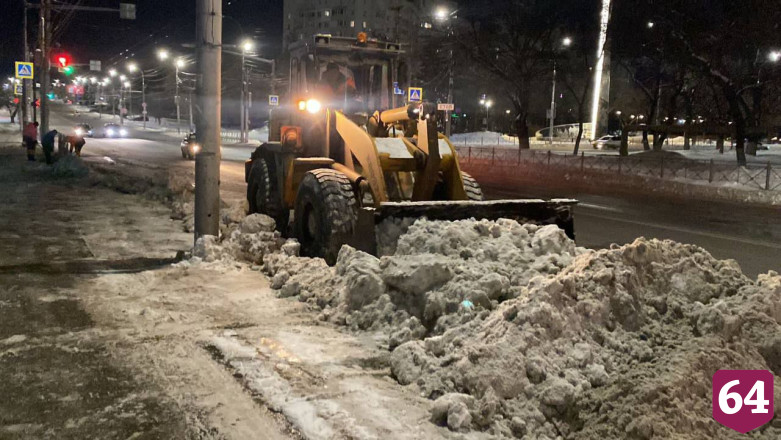 Снег в Саратове ночью убирали 225 единиц техники