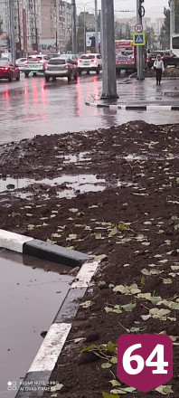 Центральную улицу Энгельса затопили дождевые воды