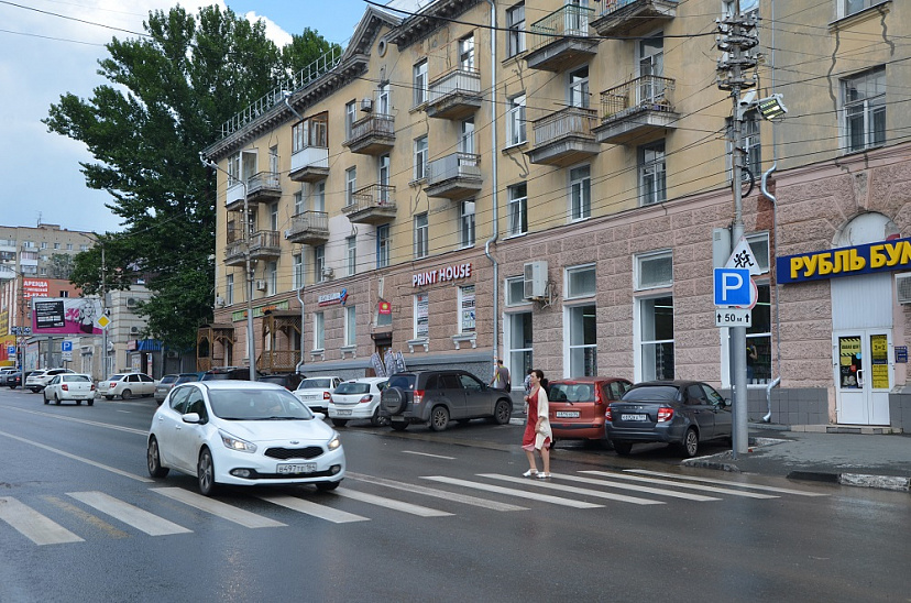 В Саратове на опасных участках дорог установят светофоры с кнопками 