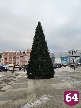Саратов начали украшать новогодними елками