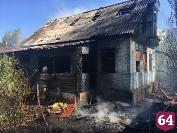 Под Саратовом из-за неосторожности с огнем сгорели два дома