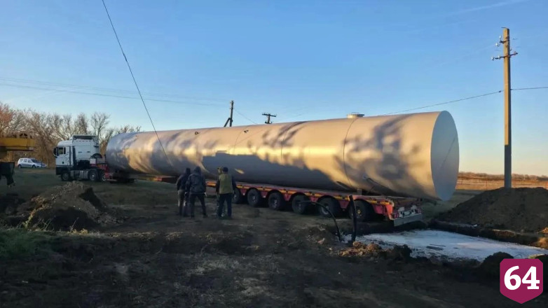 В отдаленном районе устанавливают водонапорную башню 