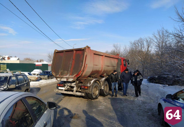 В Саратове пассажирка иномарки пострадала в ДТП с самосвалом