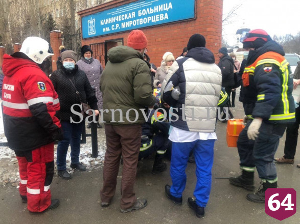 В Саратове у больницы автомобиль переехал женщину
