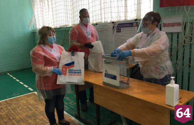 Саратовцы продолжают досрочно голосовать по поправкам на дому 