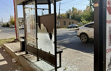 В Энгельсе вандалы разбили новый остановочный павильон